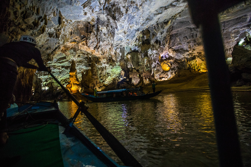 Thuyền trôi qua Động Phong Nha.