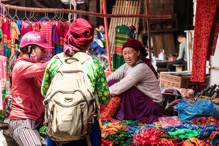 ទីផ្សារក្នុងស្រុកចម្រុះពណ៌