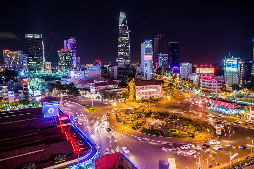Skyline von Ho-Chi-Minh-Stadt bei Nacht.