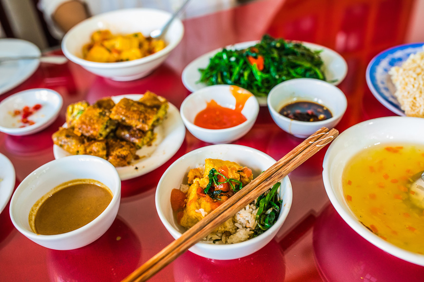 អាហារថ្ងៃត្រង់ក្នុងស្រុក និញប៊ិញ
