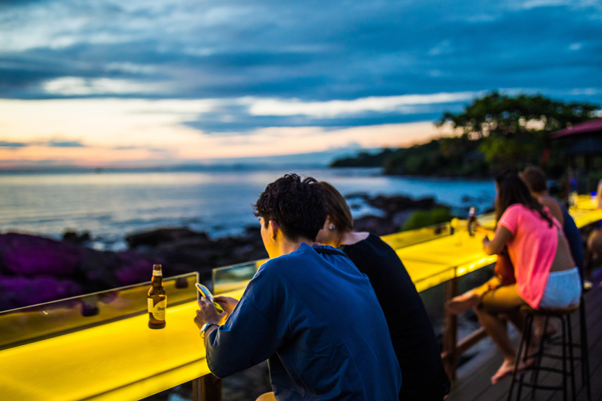 quán bar bãi biển rock island
