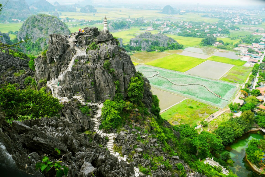 Leo núi Hang Múa Ninh Bình