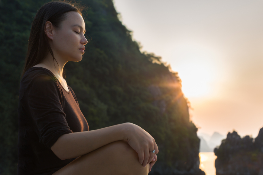 tập yoga tại vịnh hạ long