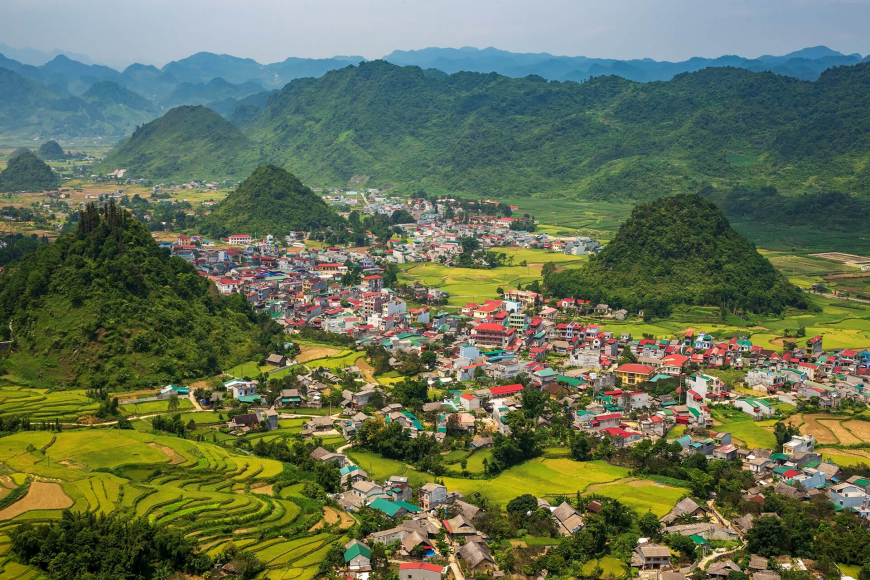 Núi Đôi Quản Bạ ở Hà Giang và Thị trấn Đồng Văn