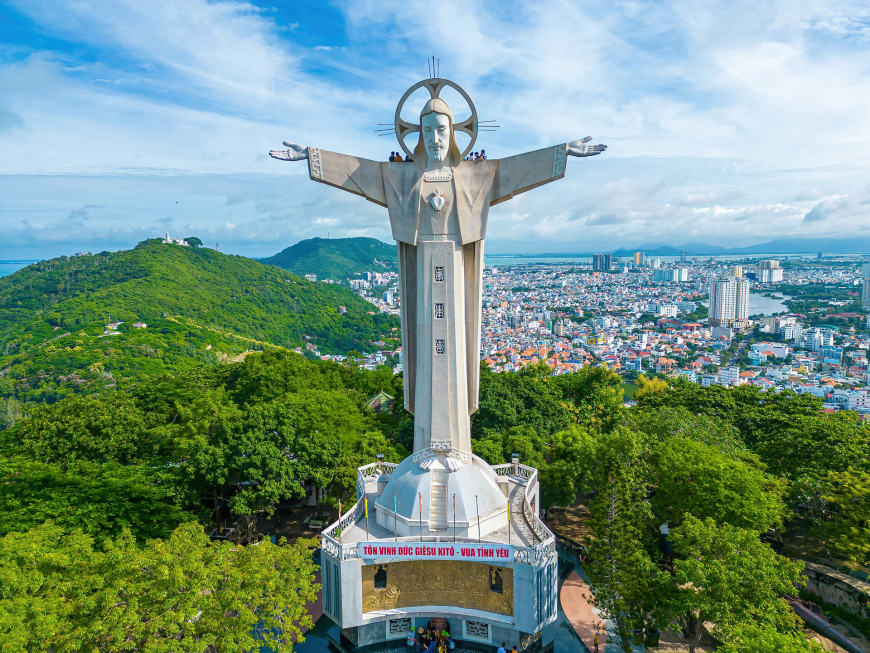 Vung Tau mit Statue von Jesus Christus auf dem Berg