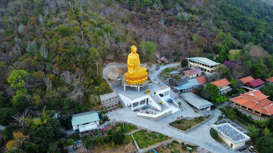 Thiền viện Chơn Không - Tượng Phật Vàng