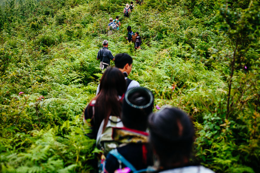 đi bộ đường dài Sapa với hướng dẫn viên H'Mông